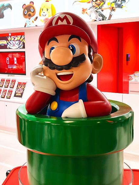 「Pokémon Center TAIPEI」の隣にあるのは「傑仕登 任天堂授權商品旗艦中心」。土管からマリオが顔を出しているのが目印です。ちなみに台湾では今「Pikmin Bloom(ピクミンブルーム)」が大流行！台湾で「ピクミン」は「皮克敏」と書きます。