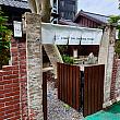 「古い建物を修復するときは、できるだけ元の姿のままに」という考えのもと、約4年間の修復工事を経て生まれ変わりました。雨よけ板・竹編み壁・黒い瓦屋根・格子窓といった細部にいたるまで、元の仕様に忠実に復元されています。