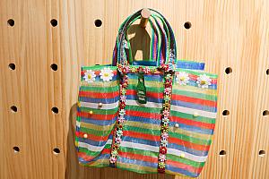 スタッフたちによる試作品が飾られているので、参考にしてみて！個人的には、バッグを持って、大稻埕を歩く姿を想像しながら選んでみるのをおすすめします。
