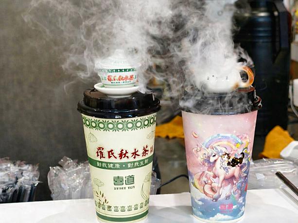 時期によりさまざまな味わいとデザインが展開されるのも楽しいっ！今回はピーチ味のドリンク×猫ミニ茶壷の「桃之喵喵」と台中のハーブティー屋さん「羅氏秋水茶」とコラボした蓋碗付き健康ドリンクが展開中でした。