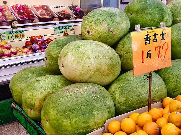 台湾のスイカといえばやっぱりこのビッグサイズ！ナビの冷蔵庫には入らない……。だけど、見ているだけで何だか嬉しくなっちゃうのはなぜかな？