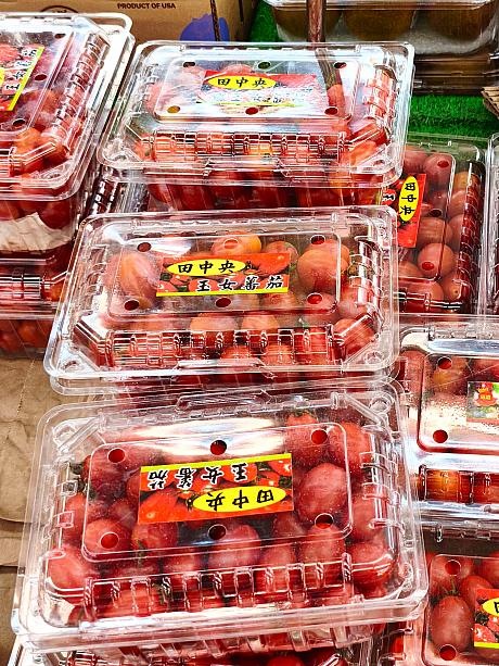 台湾でトマトは果物であり野菜でもあるんです。パックには糖度が書かれていることも多いです。(写真のものには書いてなかったけれど……)台湾の甘いトマト、感動する甘さと濃厚さなので気になる方は試してみて！