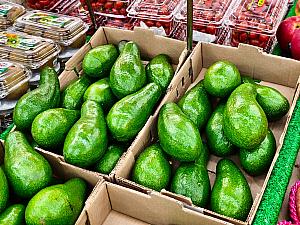 台湾の果物って見ているだけでもウキウキしちゃいますよね。食べると幸せは増し増し！ただ、日本へはパイナップルを除けば日本への持ち込みができないので、ご注意を！ホテルの冷蔵庫で冷やして、台湾国内で食べきってください。