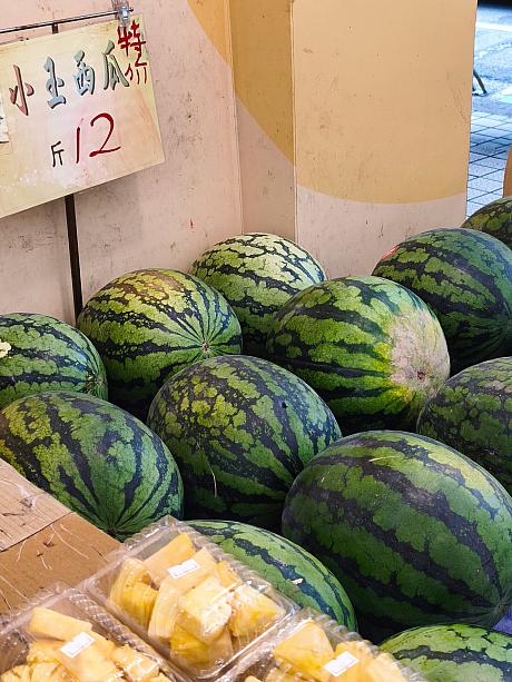 ちなみに日本で普通に見るサイズのスイカは「小玉」と呼ばれているんです。