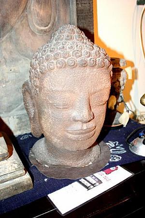 （仏像はこんなにたくさんいろいろあります。宗教云々とは関係なく、ベトナムの仏像は穏やかで優しく包み込んでくれるような微笑をたたえています）