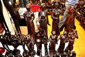 ベトナムの木彫りも繊細。ナビはアオザイ人形を買いました。黒は黒檀なんです。