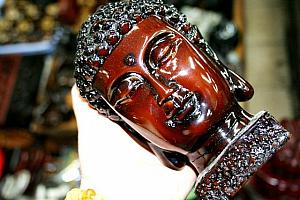 ベトナムの民芸品には必ずあるのが仏像、ナビはＶ市場でもっと軽い仏像を買ってしまいました。