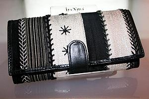 日本人カスタマーに一番人気なのが、お財布です！ 