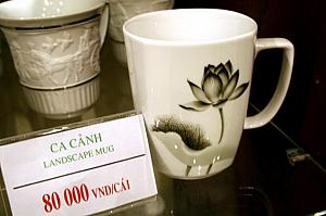 黒で蓮の花が描いてあるモダンテイストなマグカップは8万ドン。