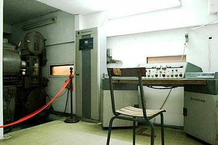 狭いスペースに作られた無線室も緊迫した雰囲気。