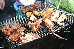 屋台に並ぶ食材−海鮮、肉とさまざま。
