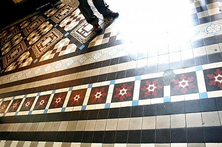 床はイスラム文化をイメージさせるモザイク模様。