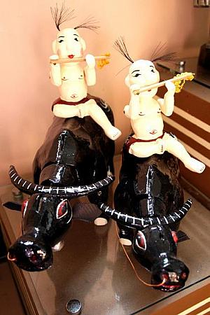 水牛に乗った人人形、大小それぞれ22万4千ドン、16万ドン。