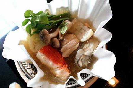 <B>煮物</B>－蟹と白身魚の煮物<BR>蟹、牡蠣、白身魚など贅沢な魚介がくずきりや白菜などの野菜と一緒におだしで炊いてあります。優しいお味です。