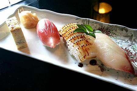 <B>お食事と赤だし</B>－鯛、いか、みょうがのお寿司<BR>あがりのひと品はごはん、お寿司、おそばの中から選べるそうです！