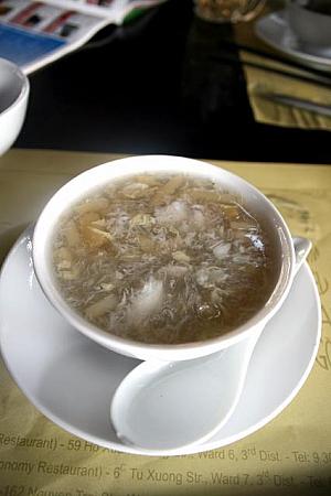 ベトナム料理では定版のひとつ、アスパラとカニ入りのとろみスープ。小さいお椀にサーブされて出てきます。　 