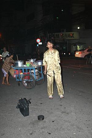 ＜ベトナムの路上飲み屋の風物詩、大道芸のパフォーマンス。火をくわえてる…＞