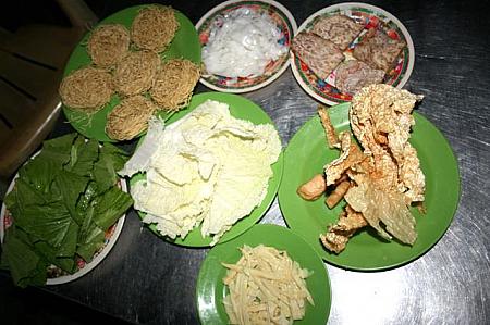 ＜お鍋セット、さすがは麺好きの国ベトナムのお鍋、麺だけでもフーティウと卵麺の2種類用意されてます。こんなにいっぱい具がついてたったの8万ドン(約450円)！＞