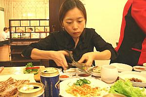 唐辛子はこうやってハサミで小さく切って巻き巻きしやすくするんです。さすがは韓流ソーハンちゃんは手慣れた様子。