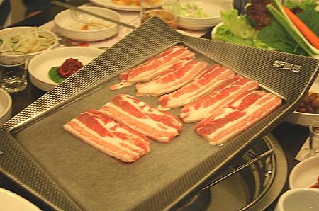 Grilled pork loin sam gyeop sal  サンギョプサル豚三枚肉　12万ドン。写真は2人前。