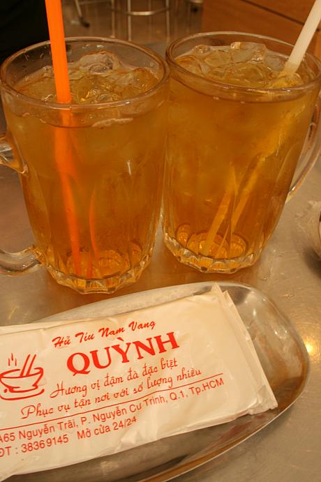お茶とおしぼりは有料なのがベトナムのレストラン。