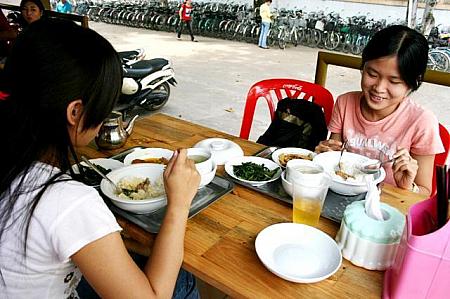 ジャジャーン、これがベトナムの学生が食べる「焼き魚定食」！