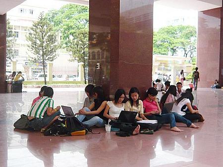 構内のあちこちでノートパソコンを広げる学生たち。これが今時のベトナムの学生の姿です。