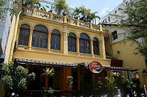 「mh CRAFT」のお隣は、100%ナチュラルアイスのお店「FANNY」。「FANNY」と同じビルの2階にあるのがシックなインテリアで有名なベトナム料理店「TEMPLE CLUB」。
