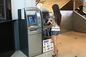銀行やクレジットカードのキャッシュディスペンサーもあります。