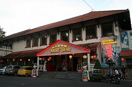 水上人形劇場は、グエンティーミンカイ通りを挟んですぐ、斜め右側にあります。