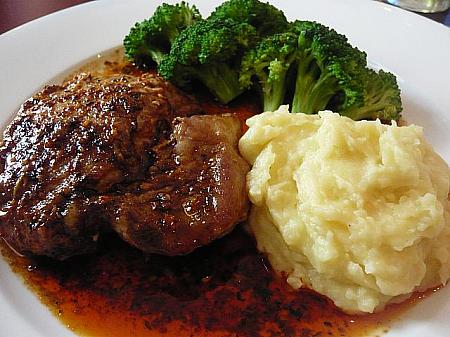 Grilled spicy pork with mash potato and broccoli 14万ドン
