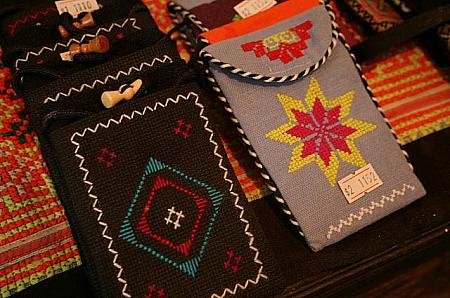 モン族の織物で作った携帯ケース1～2ドル