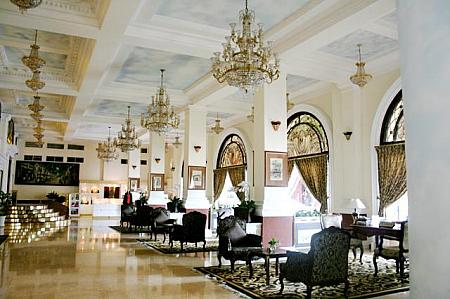 1925年創業の歴史あるホテル「MAJESTIC HOTEL」。ホテル外観やロビーも５つ星ホテルらしくシックでセンス抜群！