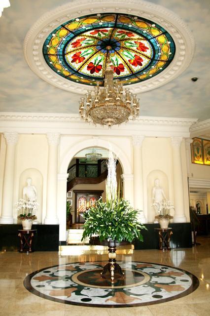 1925年創業の歴史あるホテル「MAJESTIC HOTEL」。ホテル外観やロビーも５つ星ホテルらしくシックでセンス抜群！