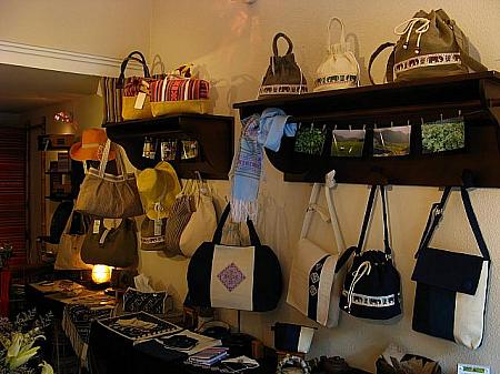 『Chie』の店内。伝統の手仕事がアクセントになったバッグなどが並んでいます。