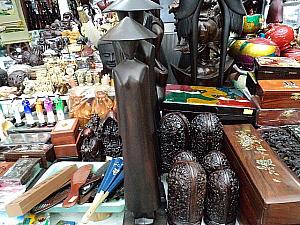 木彫りなどの彫刻雑貨はベトナム雑貨の定番です。器用ベトナム人が作る作品はどれも美しく、お土産には最適です。