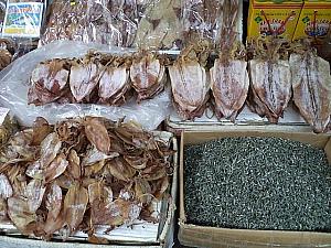 干しイカは日本のスルメと異なりピリ辛で濃厚な味わいがあります。