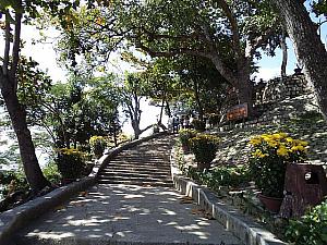 階段を上がる道中も石柱が建てられていて、昔の遺産という雰囲気が漂っています。
