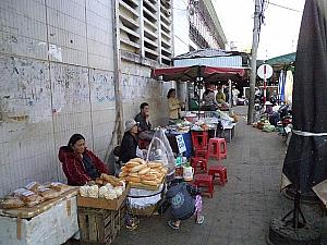 バインミーや果物を売っている人々。高原地帯といっても日中は日照りが差すのでノンラー（藁で編んだ三角帽子）が欠かせません。ベトナムを感じる光景ですね。