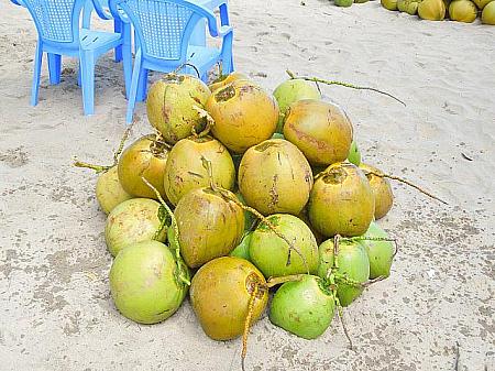 椰子の実も売っています。一個50円程度。