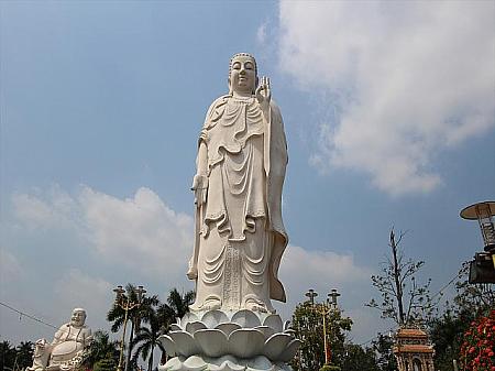 高さ27mあるインド系の仏像