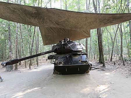 米軍の戦車です。地雷を踏んで破壊されたもの。戦車に乗って写真撮影もできます