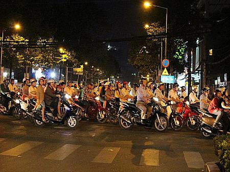 夜でもバイクの群れは健在