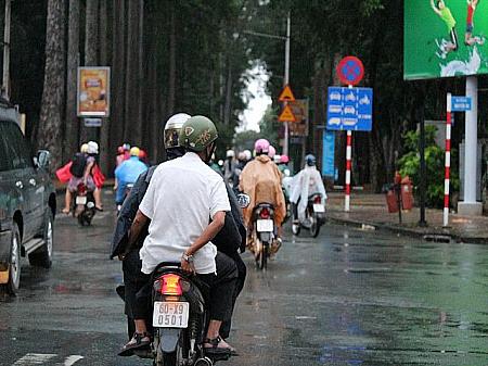 ベトナムと言えばバイク天国。噂に違わぬ光景です
