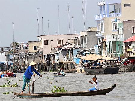 小舟で移動するベトナム人