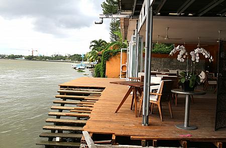 サイゴン川を見渡せるオープンカフェ