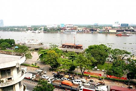屋上からのサイゴン川。