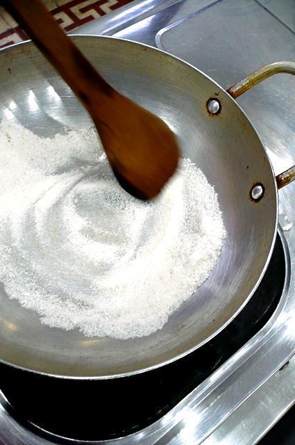 １．塩をフライパンに入れて煎る。
水分が飛んでさらさらになれば、冷ます。