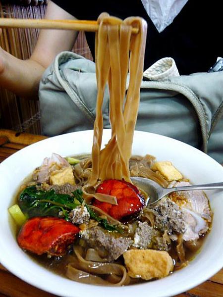 <B>Banh da cua　バインダークア</B><br>ハイフォンの名物で泥蟹のスープと茶色い平麺が特徴