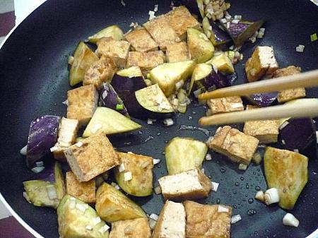 ７．野菜から出た水気を切って（とっておく）ナスと厚揚げをフライパンに入れてよく炒める。